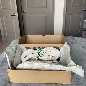 Yeezy FOAM RNNRS “sand” color